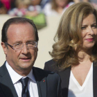 Una imagen de archivo del presidente francés Francois Hollande con su compañera Valérie Trierweiler.