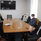 Imagen de la reunión mantenida esta semana entre el Ayuntamiento y la Cámara de Comercio. DL