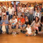 Foto de familia realizada ayer en el salón de plenos de Valencia de Don Juan tras la entrega de las ayudas a la natalidad.