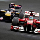 Fernando Alonso, por delante de Webber, en las primeras vueltas del Gran Premio de Hungría.
