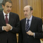 Zapatero conversa con Rubalcaba observados por Salgado.