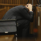 Pistorius en el momento de vomitar durante la exposición del forense que hizo la autopsia a su novia.