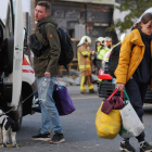 Civiles se aprovisionan en Kiev para soportar los ataque de Rusia contra la capital. SERGEY DOLZHENKO