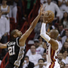 Ray Allen, de los Heat, tira a canasta ante Tim Duncan.