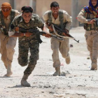 Milicianos kurdos en una calle de Raqqa.