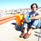 Pablo Urbano, cofundador de Auara, empresa social que pretende sustituir los pesados bidones de agua sucia con la venta de agua mineral natural de León. R.P. VIECO