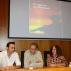 Carlos Fidalgo, Tomás Néstor y Fabiola García, durnate la presentación de la novela.