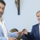 De la Viuda recibe el bastón de mando de González Tocino, tras ser elegido alcalde