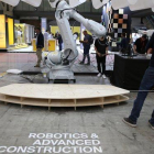 Un robot muestra sus posibilidades en el área sobre el futuro de BBConstrumat.