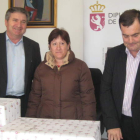 Los diputados, Valcárce y Velasco, con la ganadora del concurso de recetas de cocina en Carracedelo.