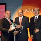 Anselmo González junto a Gerardo Díaz Ferrán y a José Elías Fernández Lobato en la ceremonia de ayer