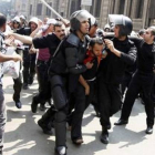 Un partidario del depuesto presidente Mursi es detenido por la policía, este martes en El Cairo.