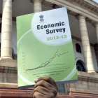 El ministro de Finanzas indio,  P. Chidambaram, muestra una copia del Informe Económico 2013-14 a las puertas del Parlamento.