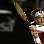 David Ferrer devuelve la pelota a Thiemo de Bakke, durante el partido de octavos del Abierto de Río.