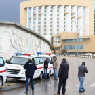 Ambulancias en los alrededores del hotel atacado por los yihadistas.
