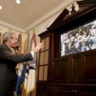 Bush, hablando por teléfono a la tripulación del «Discovery», en el salón de la Casa Blanca