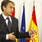 El presidente del Gobierno atiende a los medios de comunicación después de descubrir la placa de la