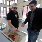 El edil de Juventud, con uno de los organizadores.