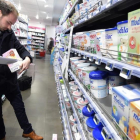 Un trabajador del Gobierno francés inspecciona productos de Lactalis en una farmacia.