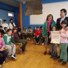 La alumna ganadora recibió el premio ante sus compañeros del colegio Luis Vives.