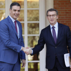 Pedro Sánchez y Alberto Núñez Feijóo, ayer, en su primer encuentro en La Moncloa. CHEMA MOYA