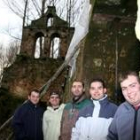 Los cinco protagonistas de la restauración posan ayer en el interior de la iglesia desplomada