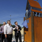 Martínez inauguró ayer una escultura homenaje a los peregrinos de San Salvador en Carbajal.
