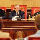 El alcalde, Emilio Gutiérrez, flanqueado por Agustín Rajoy y José Mª López Benito en un Pleno.
