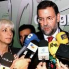 El vicepresidente primero del Gobierno, Mariano Rajoy, responde a los periodistas en Granada