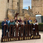 Los socialistas posan a los pies de la fortaleza de Valencia de Don Juan. DL