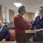Javier Granja, de Endesa, recibe el libro de manos de Jesús Vega, del Colegio de Arquitectos.