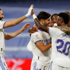 Los jugadores del Madrid celebran la victoria conseguida frente al Rayo Vallecano. JUANJO MARTÍN
