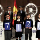 Imagen de un reciente sorteo de El Niño con los niños de San Ildefonso cantando los números.