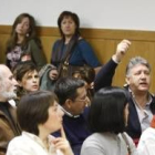 Un funcionario toma la palabra, en una foto de archivo de una asamblea