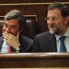 Ángel Acebes y Mariano Rajoy, durante el debate sobre los Presupuestos Generales celebrado ayer