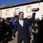 Distintas imágenes de la subasta de tartas en honor a San Antón a las puertas de la iglesia de Algadefe y fotografía de la escultura y fuente dedicada a la natalidad, ubicada en una de las plazas más céntricas del pueblo.