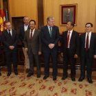 Los embajadores asiáticos con representantes leoneses. RAMIRO