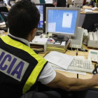 Un agente rastrea internet en busca de delincuentes que trafican con material pedófilo.
