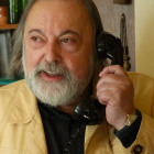 El artista Juan Carlos Uriarte con un teléfono que forma parte de la exposición