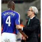 Vieira conversa con el técnico galo Domenech