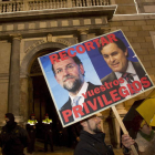 Protestas frente al palacio de la Generalitat durante la reunión entre Mas y ERC.