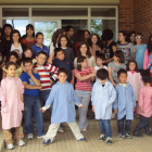 Los estudiantes posaron juntos a las puertas del colegio.