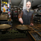 Cecilio Pacios en la ferretería familiar