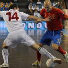 Popov lucha por el balón con Javier Rodríguez.