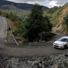 De momento, los coches pueden circular gracias al paso habilitado sobre los escombros. DL