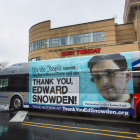 Un autobús agradece su labor al filtrador de la NSA Snowden en Washington.