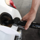 Un cliente reposta combustible en una gasolinera. RAMIRO