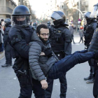 Dos Mossos retiran a un manifestante de la calzada. DALMAU