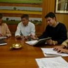 El alcalde de León, Francisco Fernández, junto a los representantes del sindicato UGT