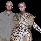 Madonna ha publicado una fotografía en la que dos hijos de Donald Trump, posan con un leopardo sin vida.